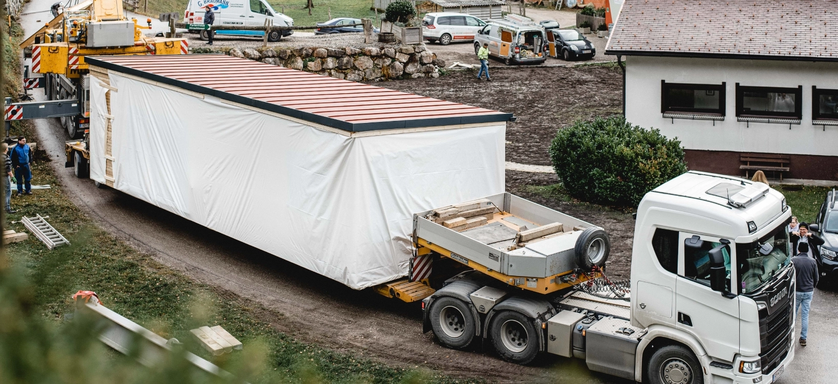 Modulhaus Lemke wird durch eine Kurve in einem Ort manövriert