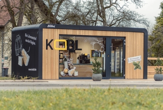 Das Kobl Shopsystem ist ein Aushängeschild des mobilen Sonderbau von Libertydothome. Das Bild zeigt die Kobl Filiale in Tumeltsham