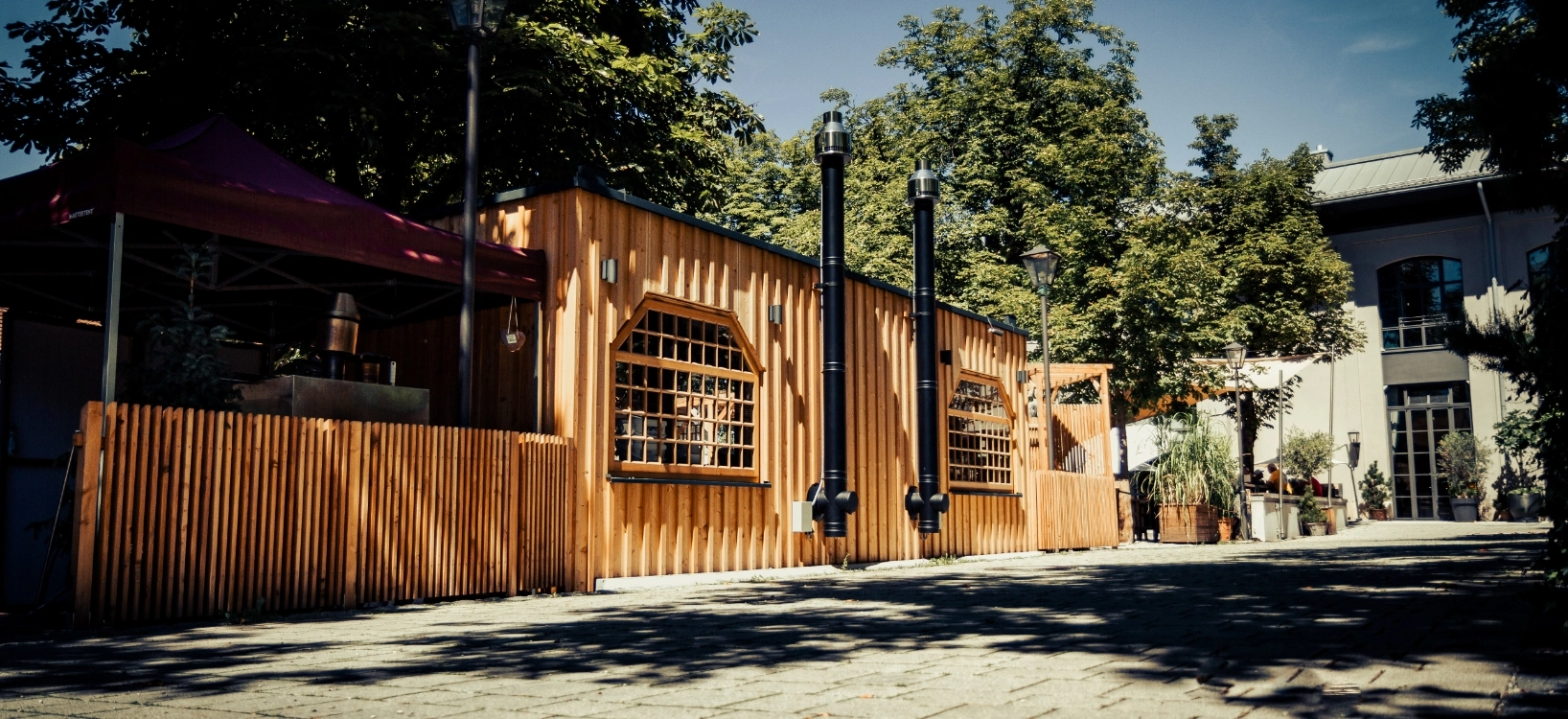 Aussenansicht Paulaner Nockherberg seitlich Gastgarten