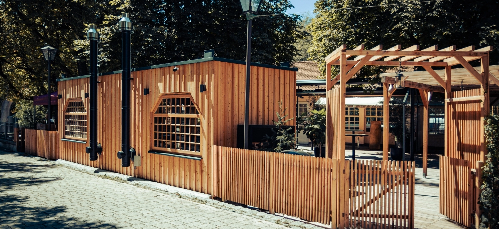 Aussenansicht Paulaner Nockherberg seitlich Gastgarten