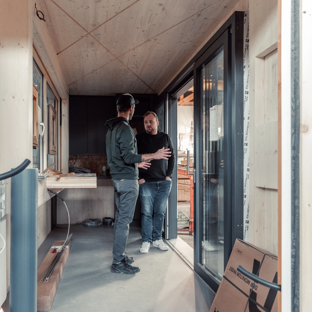 Markus Hörmanseder und Philipp Hüttl im mobilen Sonderbau Korpus der Firma Gaulhofer