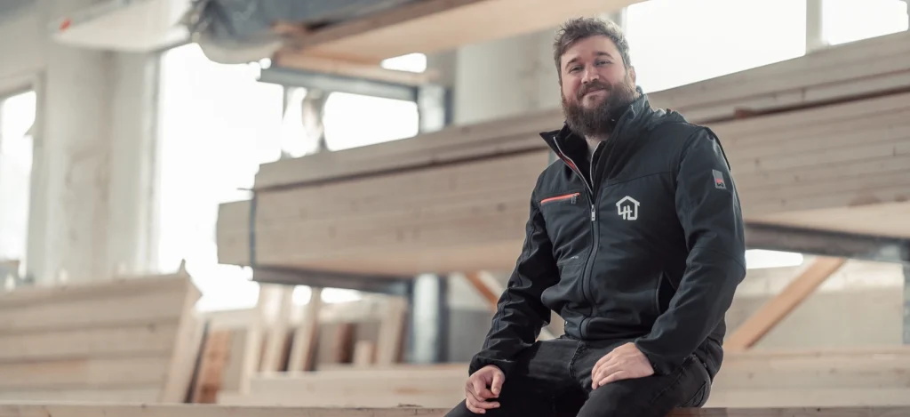 Mitarbeiterportrait von Libertydothome in der Fertigungshalle in Haag