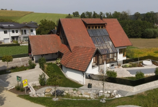 LibertydotHome Produkt Einfamilienhaus Sanierung. Zu sehen ist eine Drohnenaufnahme eines Einfamilienhauses