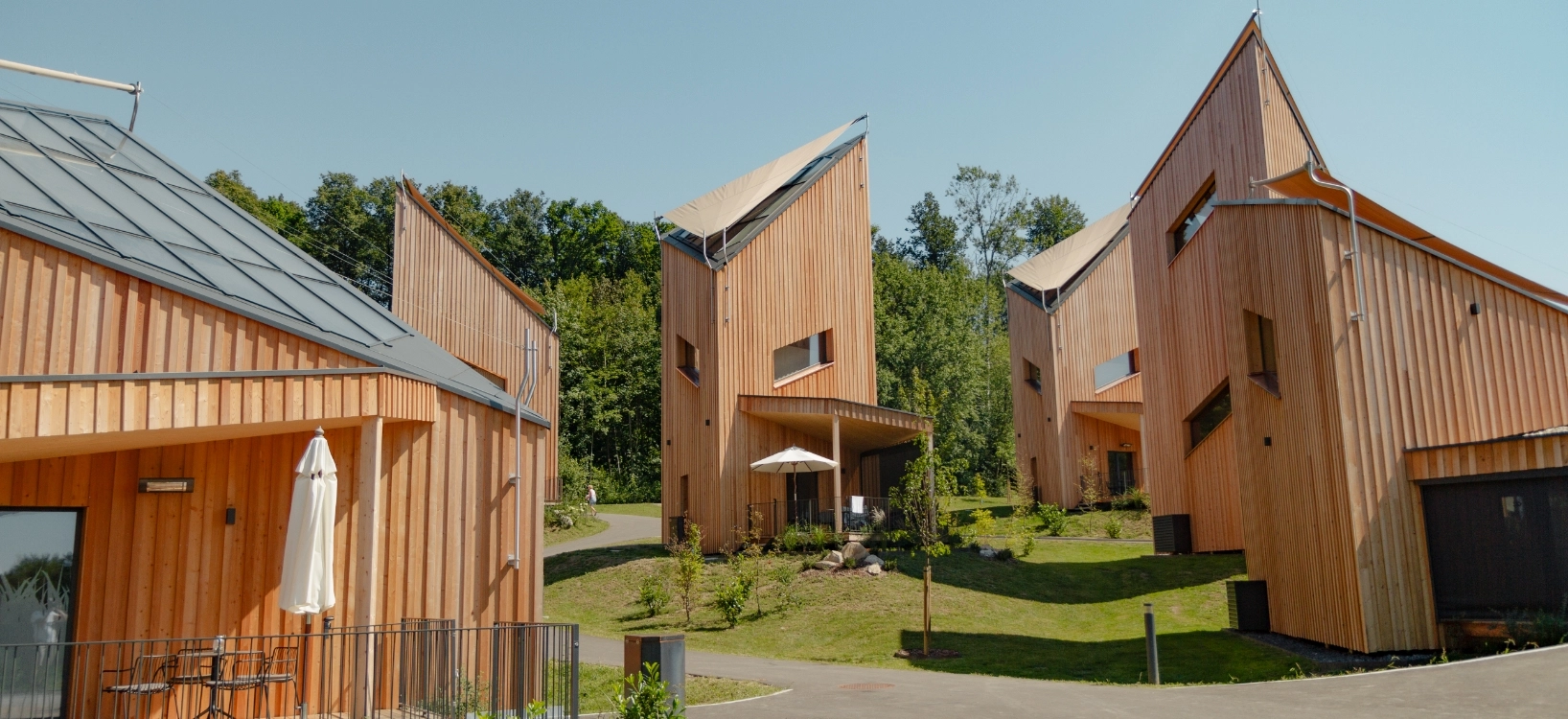 Mehrere Chalets nebeneinander